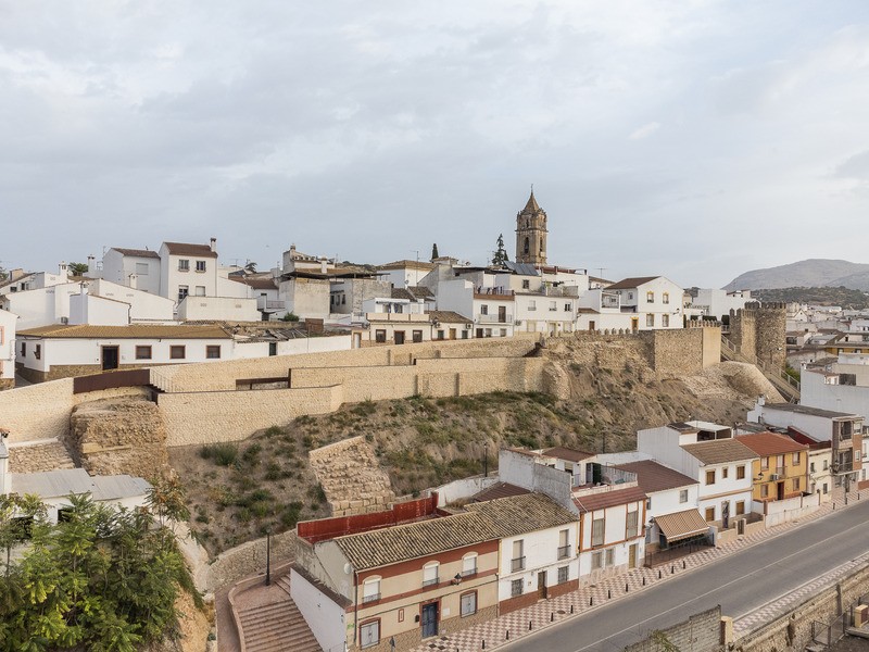 Une intervention a été mise en place pour restaurer et consolider les vestiges du mur médiéval dans le Barrio de la Villa de Cabra en Andalousie.