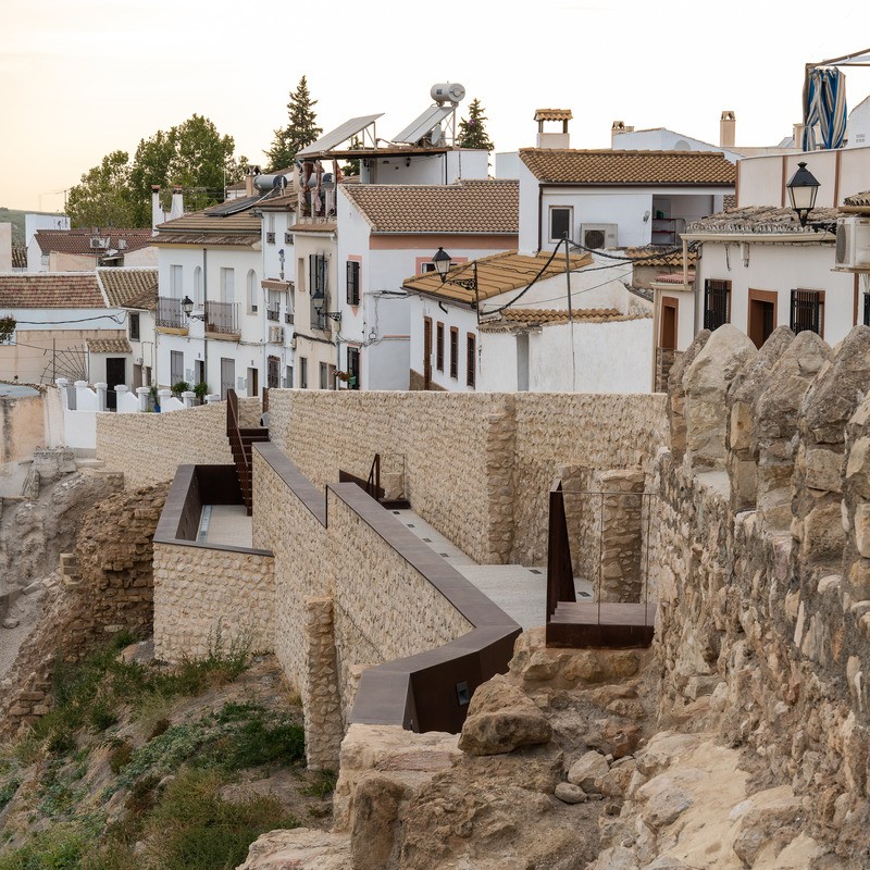 Les travaux de consolidation du mur médiéval de Cabra ont renforcé le mur et la pente pour assurer la sécurité des habitants et préserver le patrimoine historique local.