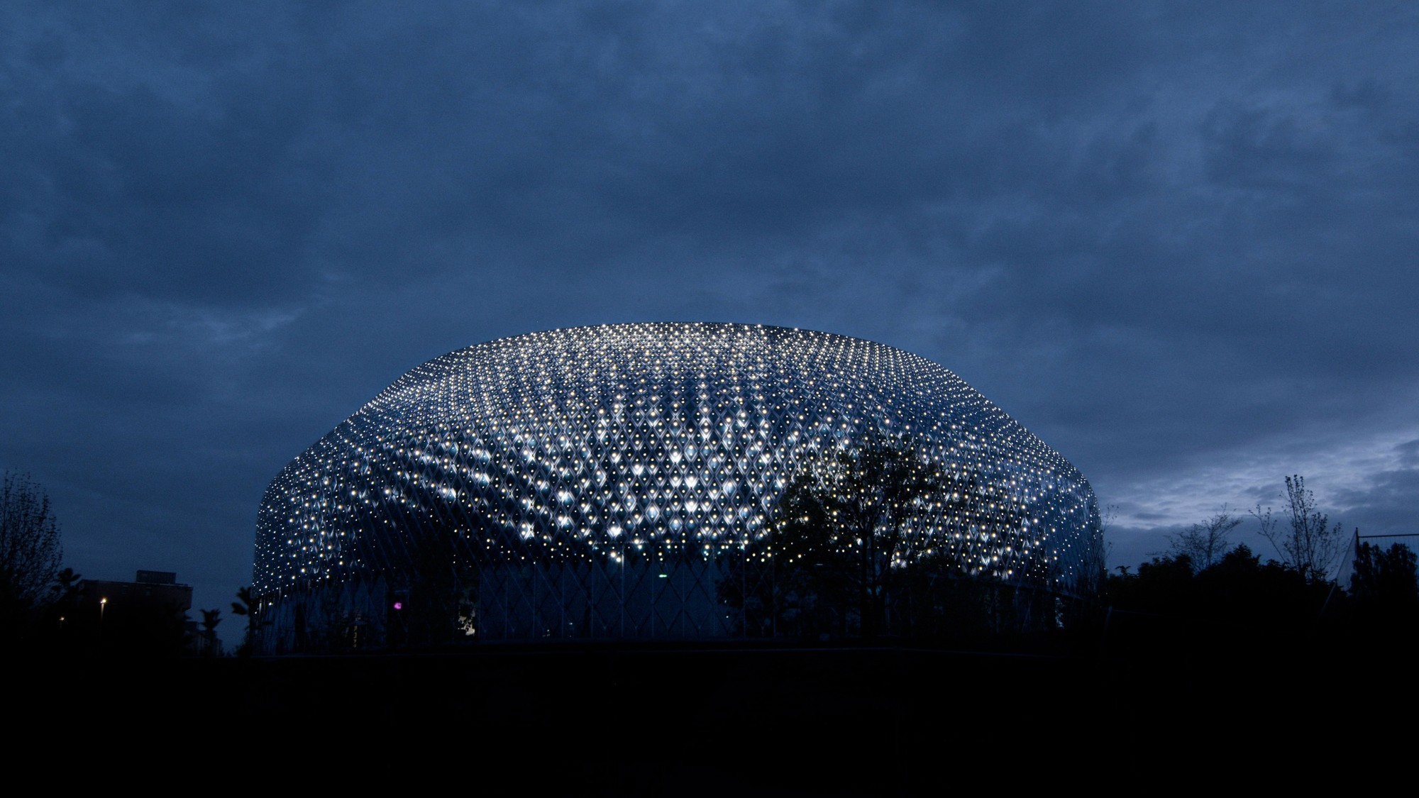 La façade médiatique déploie un effet magique la nuit.