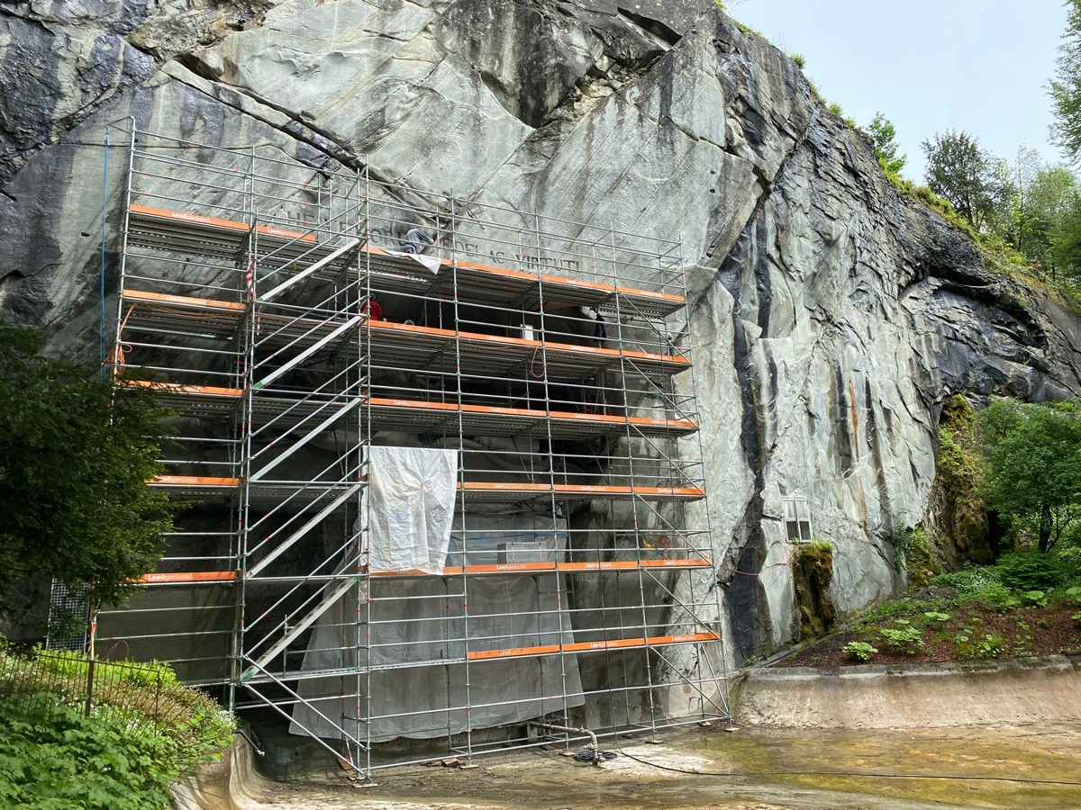 Le monument du Lion est caché derrière un échafaudage depuis mars 2023. Dès la semaine prochaine, l'échafaudage sera retiré et l'étang sera à nouveau rempli d'eau.