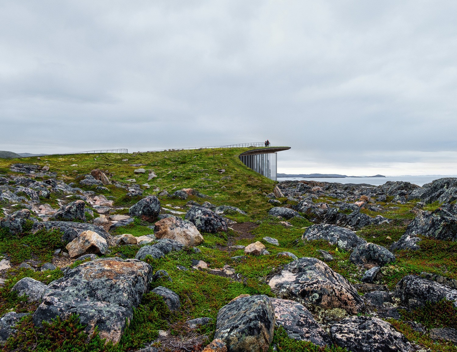 L'utilisation de la roche doit permettre au bâtiment de bénéficier d'une protection naturelle. Le grand toit prolonge en outre les lignes du paysage et forme une plateforme d'observation depuis laquelle les visiteurs peuvent jeter un coup d'œil sur la bai