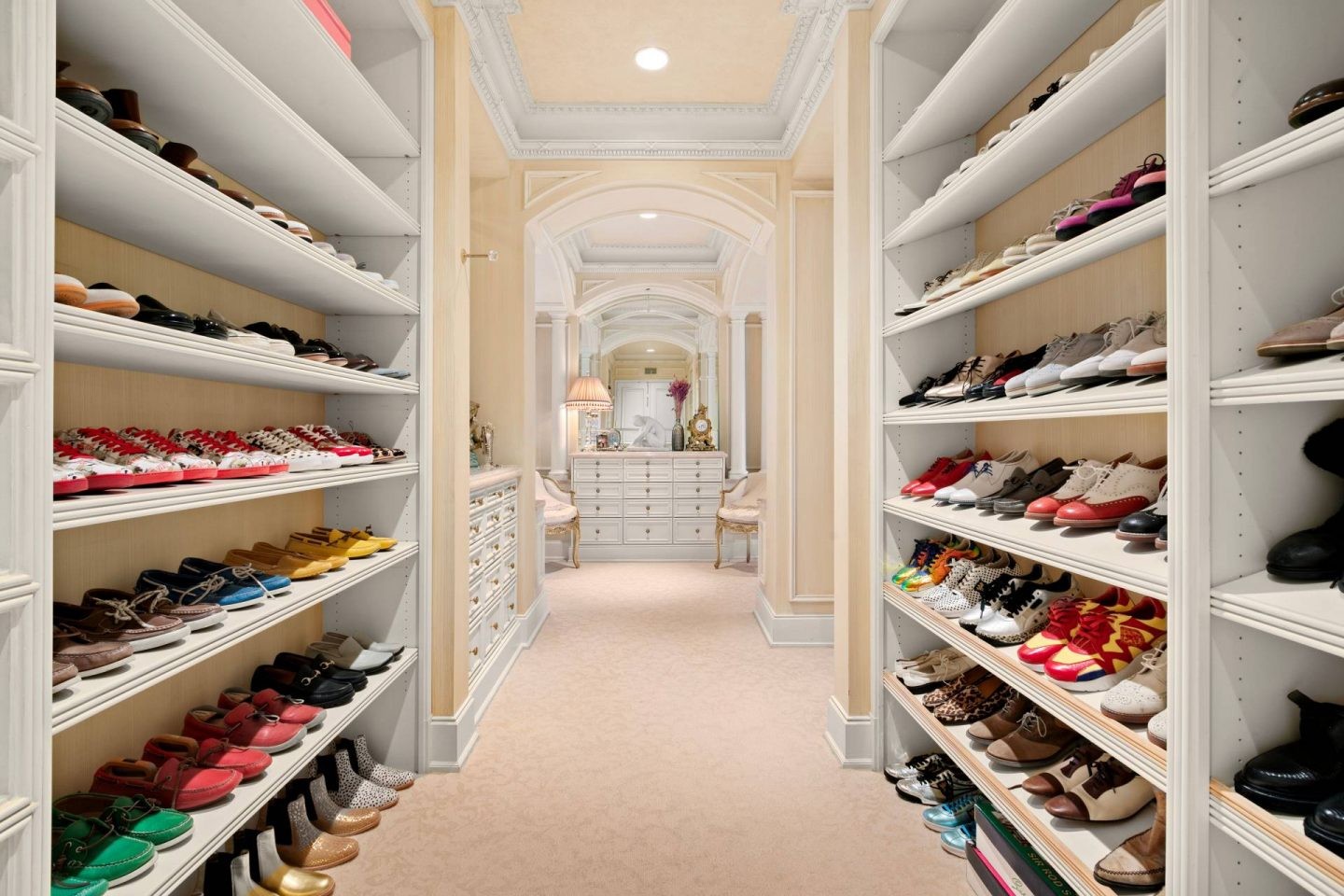 Le placard à chaussures aéré regroupe l'immense collection de Rod Stewart.