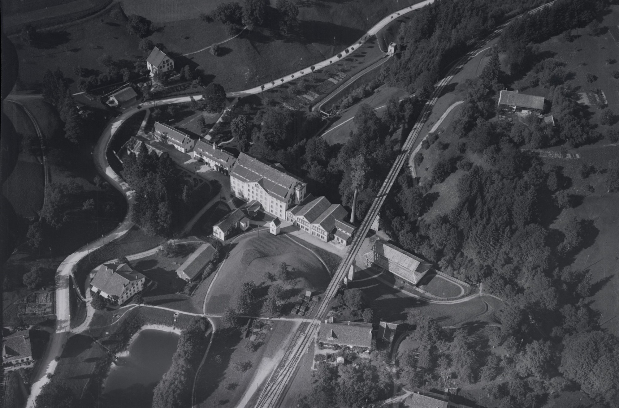 La filature de Neuthal  sur une photo aérienne de 1928. Les bâtiments appartiennent au patrimoine de la Ville de Zurich.