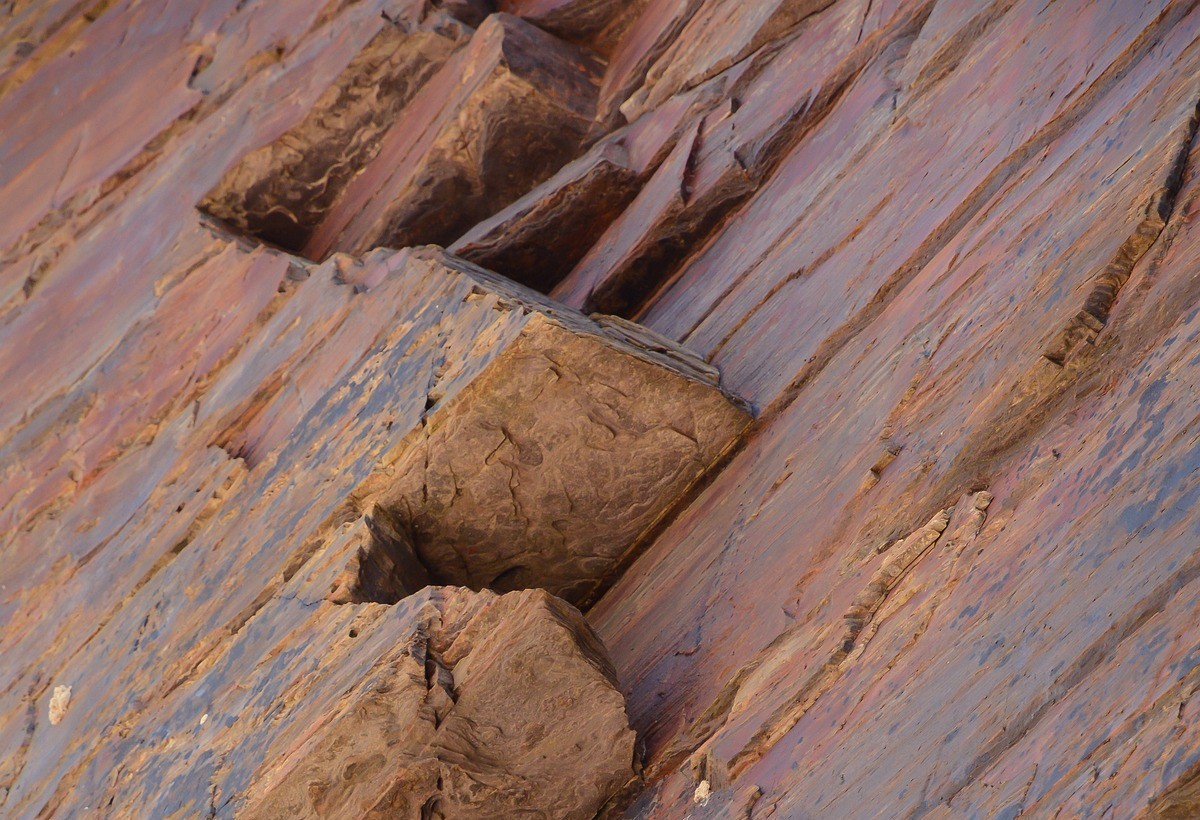 Les forages géothermiques à grande profondeur présentent un certain danger potentiel de déplacement des couches rocheuses. Des tremblements de terre peuvent en résulter. (Image symbolique).