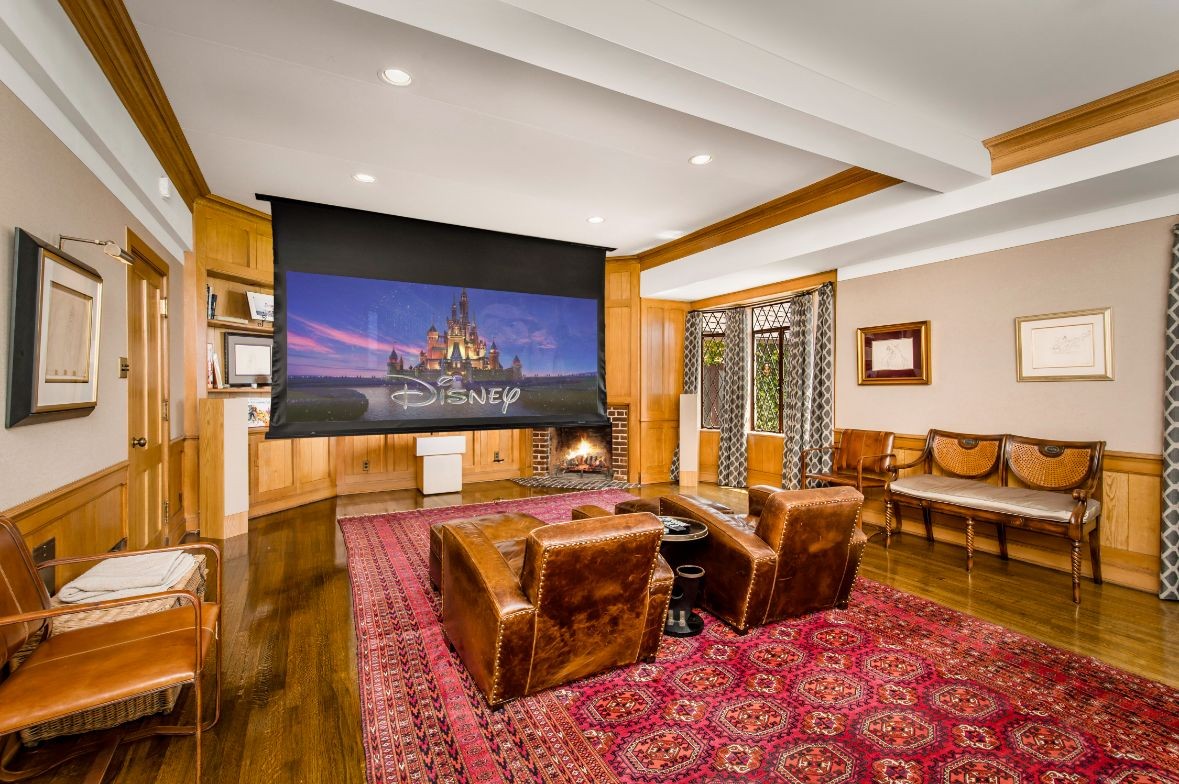 Walt Disney visionnait ses films dans son cinéma à domicile.