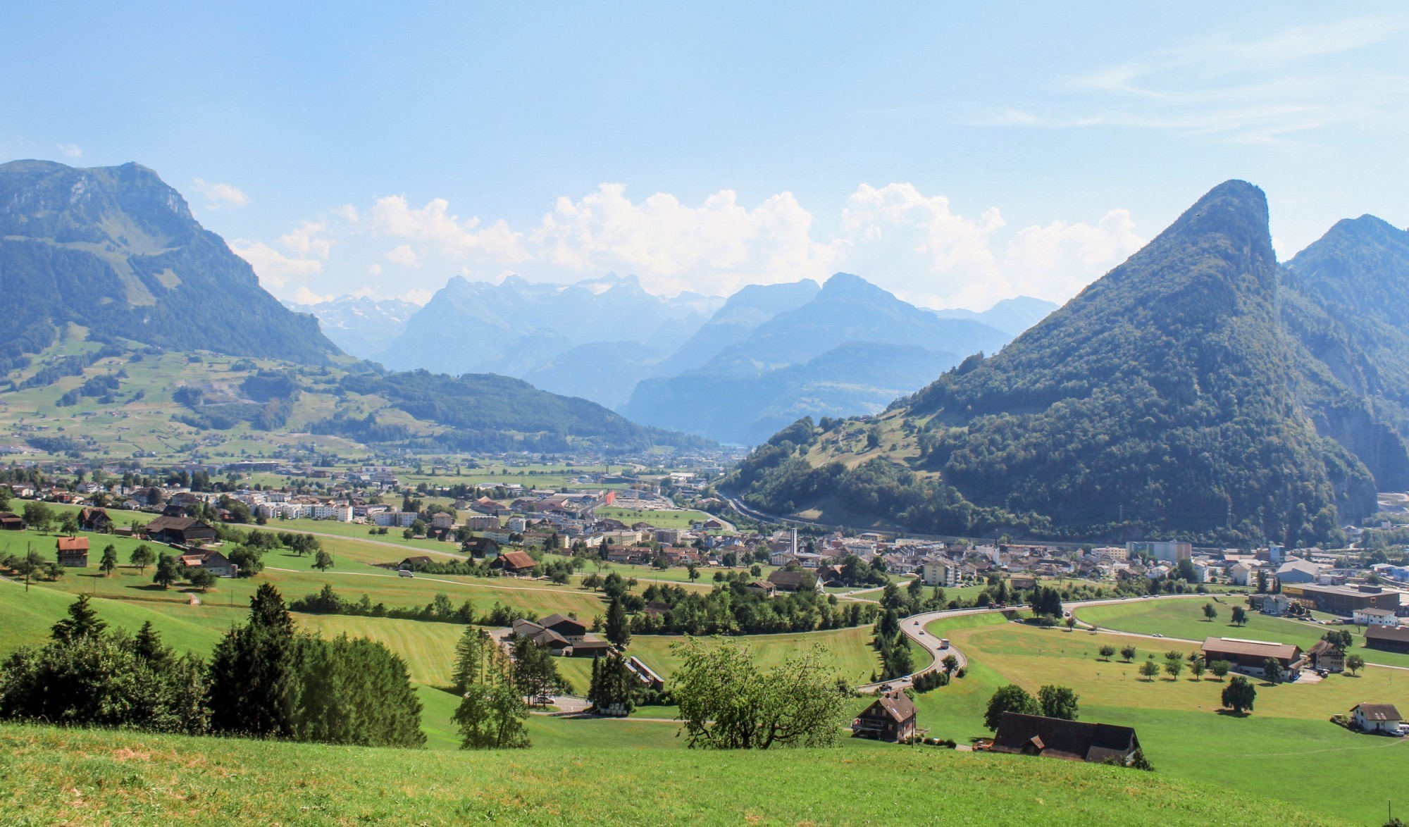 Vue sur la vallée de Schwyz. Certaines zones du canton se prêtent aux grandes installations photovoltaïques alpines en raison de leur situation géographique préalpine à alpine et de leur topographie.