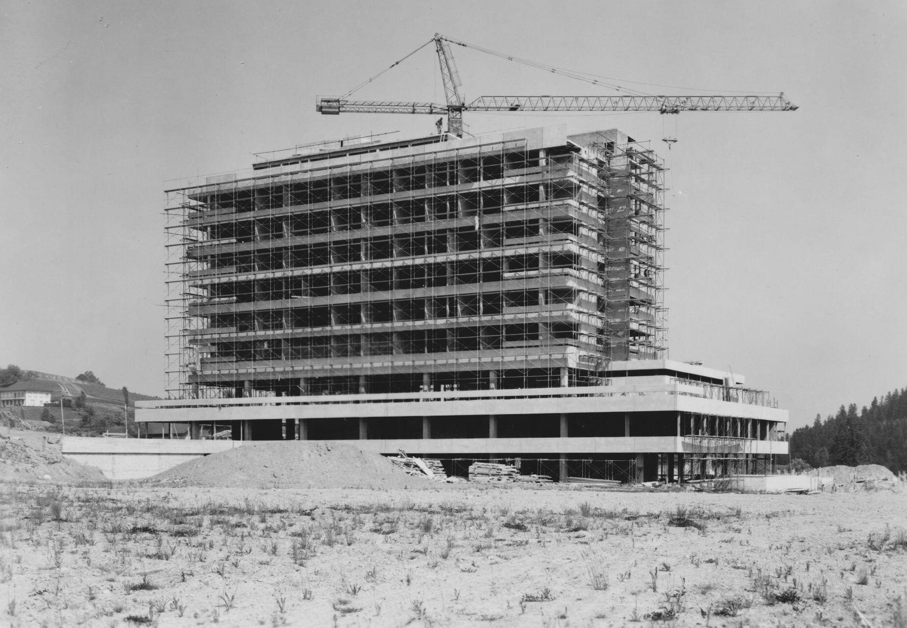 Photo datant de 1971 représentant la construction de l'hôpital de Wolhusen (LU).