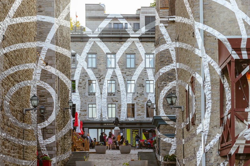 Les doubles cercles concentriques entrelacés créés par l'artiste franco-suisse Felice Varini pour le festival international «Passages Insolites» ayant lieu chaque année dans la Ville de Québec.