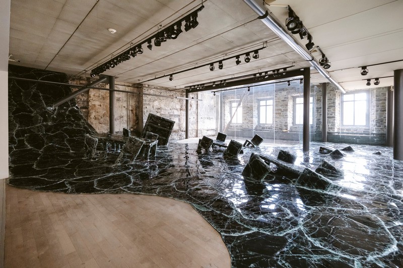 L'artiste français Baptiste Debombourg a quant à lui utilisé 300 pare-brises fracturés de voitures, récupérés par l'équipe d'EXMURO, pour en faire une «Marée noire» de miroirs prenant parfois l'allure d'une mer de glace sur laquelle le visiteur est invité