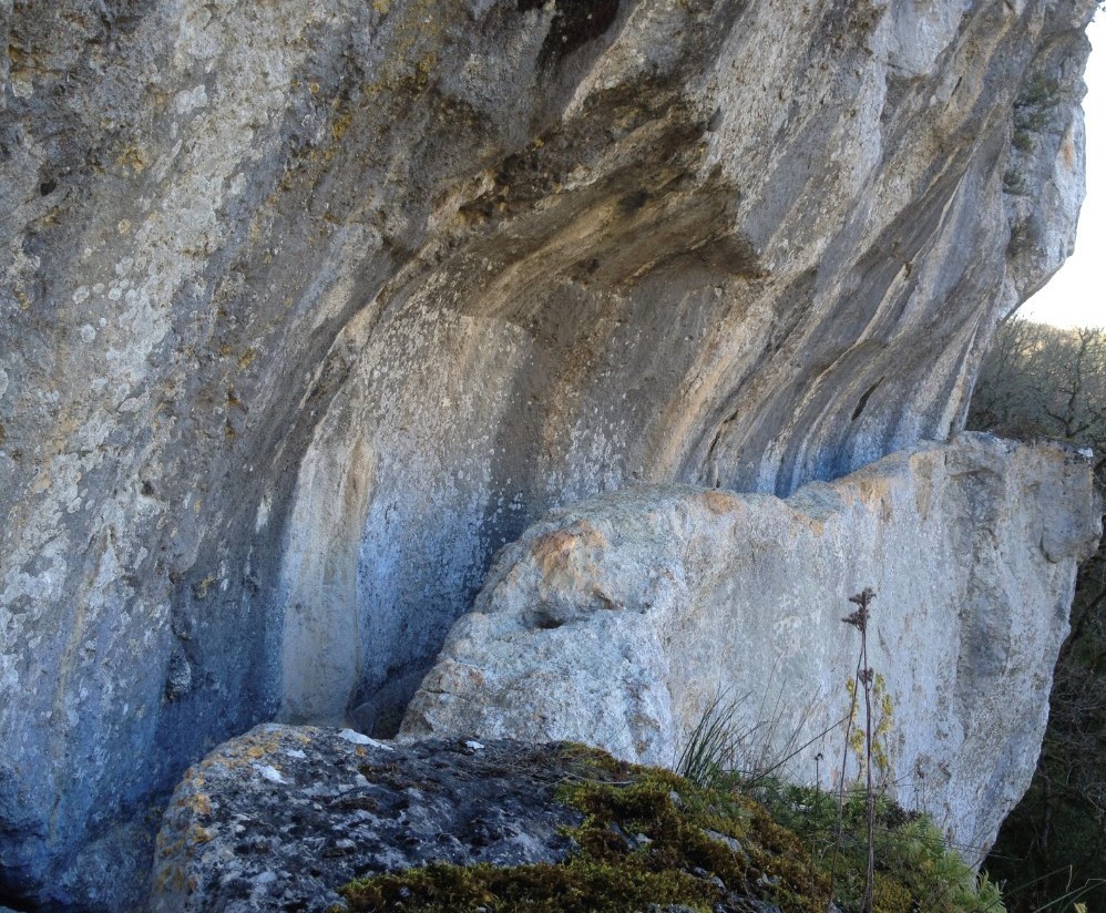 Le canal de l'aqueduc de Divona a été creusé dans la roche sur de longues distances. Les opérations de fouilles programmées ont permis de mettre au jour des tronçons partiellement colmatés par des dépôts