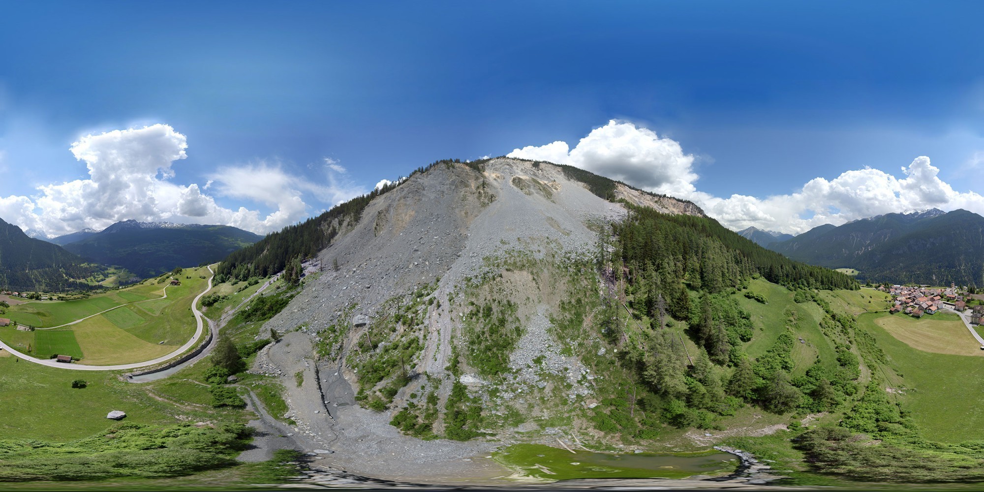 Le village de Brienz dans les Grisons a été stabilisé par des forages de drainage innovants afin de ralentir les écoulements de terrains.