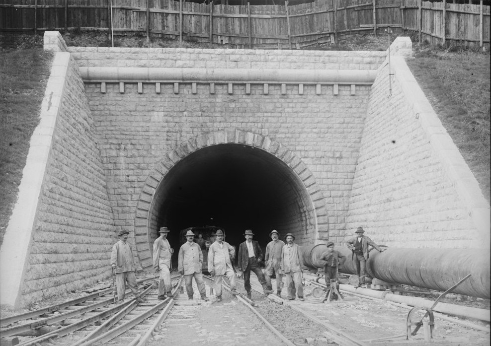 Une photo prise entre 1914 et 1916 montre un groupe d'ouvriers devant le portail sud achevé du tunnel de base du Hauenstein. Le tunnel a été construit entre 1912 et 1916 et a été rénové pour la dernière fois dans les années 1980.