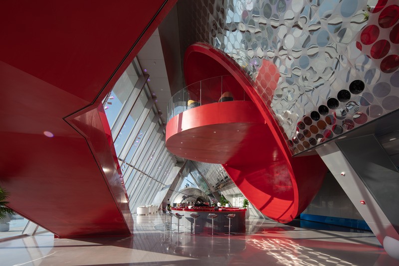 Un intérieur futuriste et géométrique pour le centre d’exposition Chongwen Langyue.