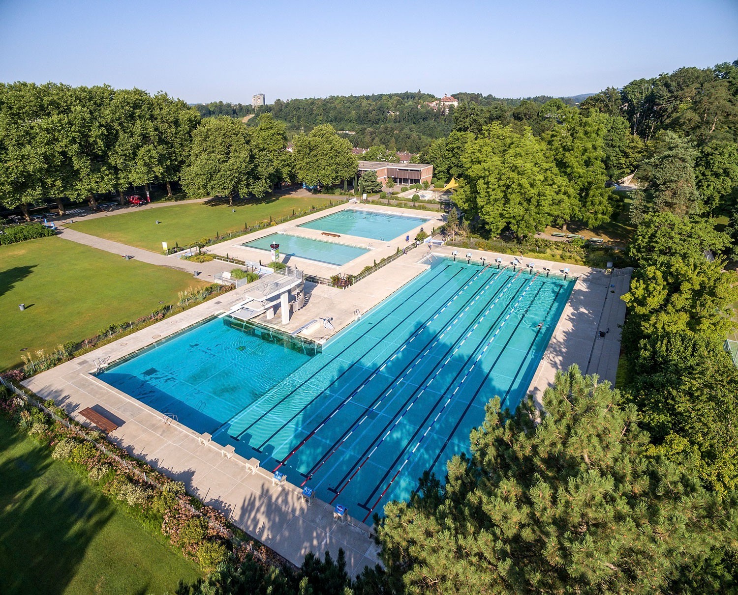 La piscine en plein air Wyler à Berne, construite en 1971, se modernise avec un bassin unique et un toboggan.