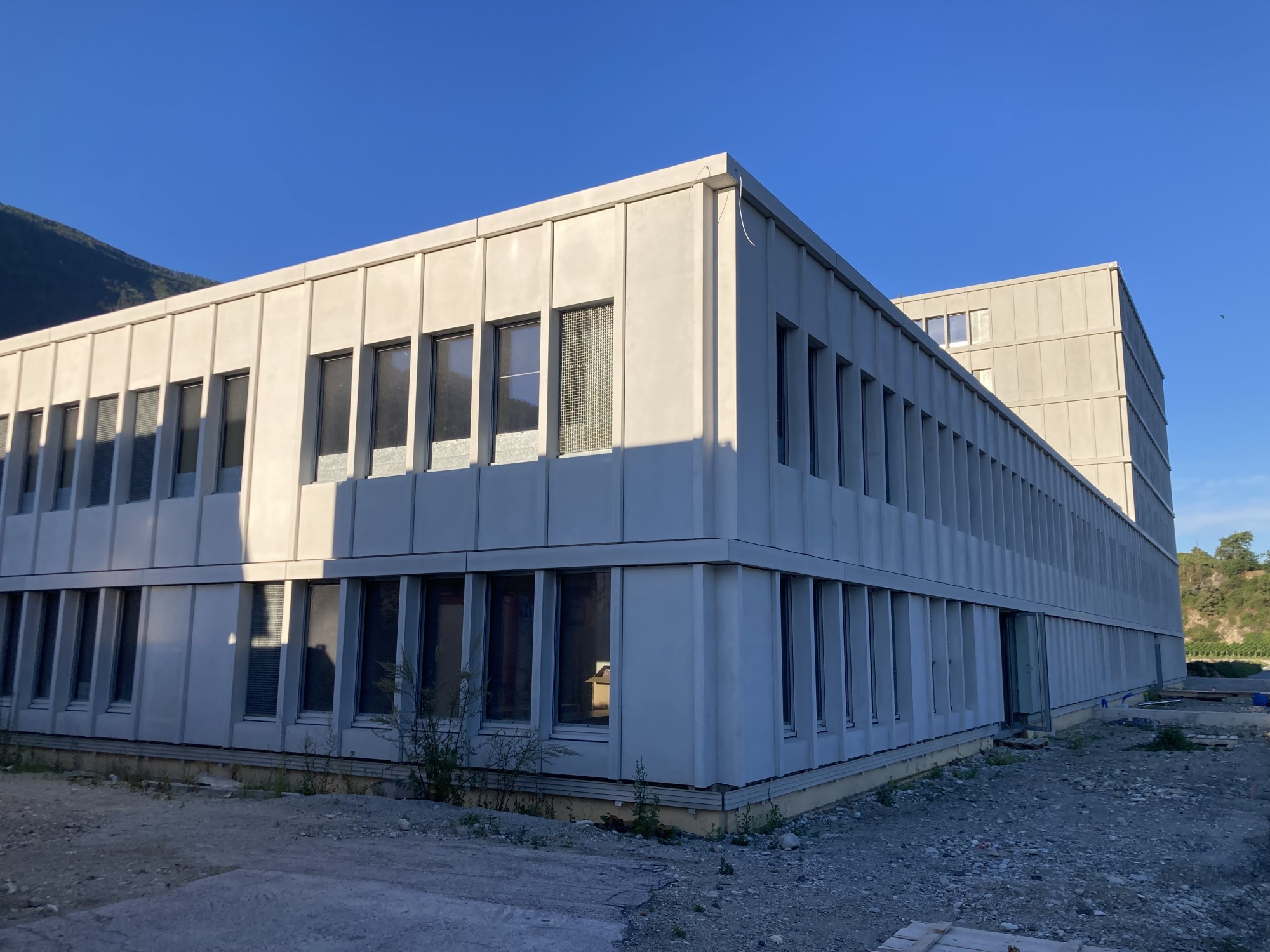 La construction des nouveaux bâtiments du pénitentiaire valaisan de Crêtelongue construit en 1931 a débuté en 2019 et s’est déroulée conformément au cahier des charges initial.
