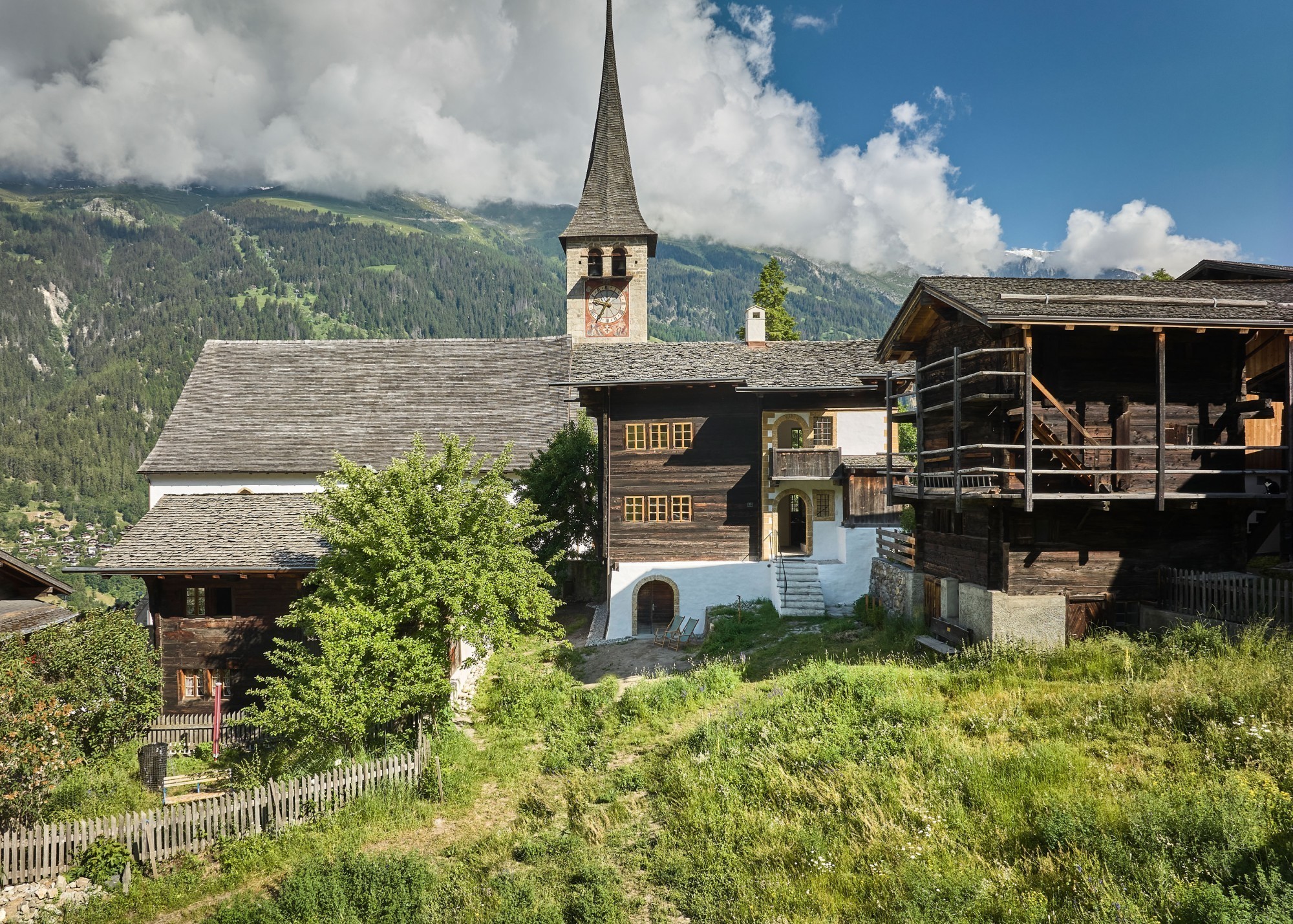 Nouveauté dans l'offre de la fondation Vacances au cœur du patrimoine: la chapelle fraîchement rénovée du village d'Ernen, dans la vallée de Conches (VS).