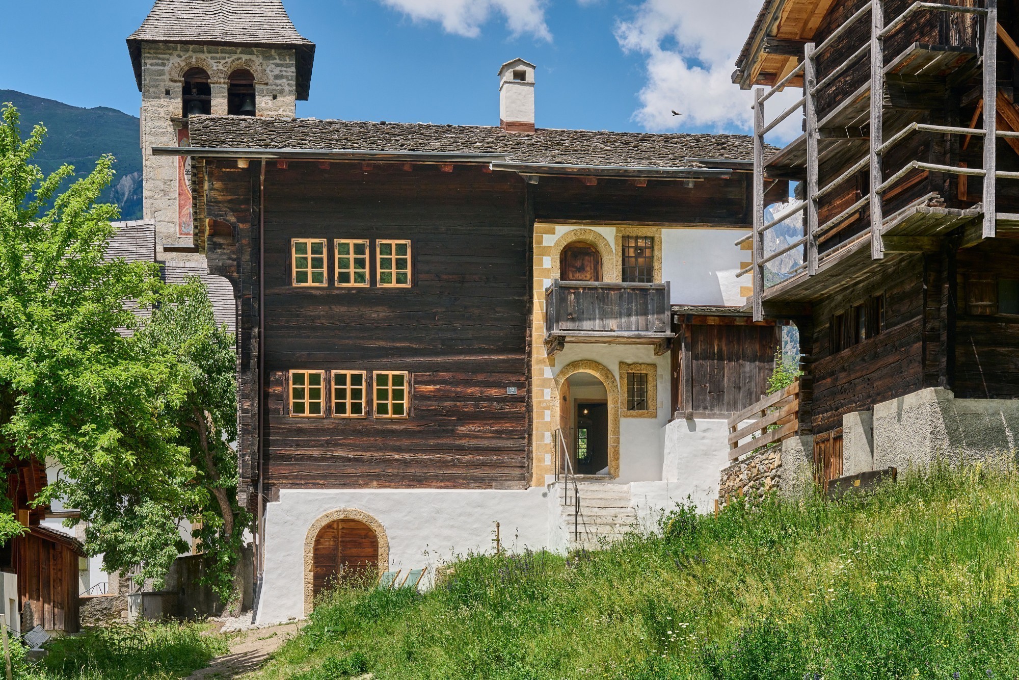 En collaboration avec le service valaisan des monuments historiques, la façade extérieure ainsi que l'ouverture de la cheminée dans le toit ont été restaurées.