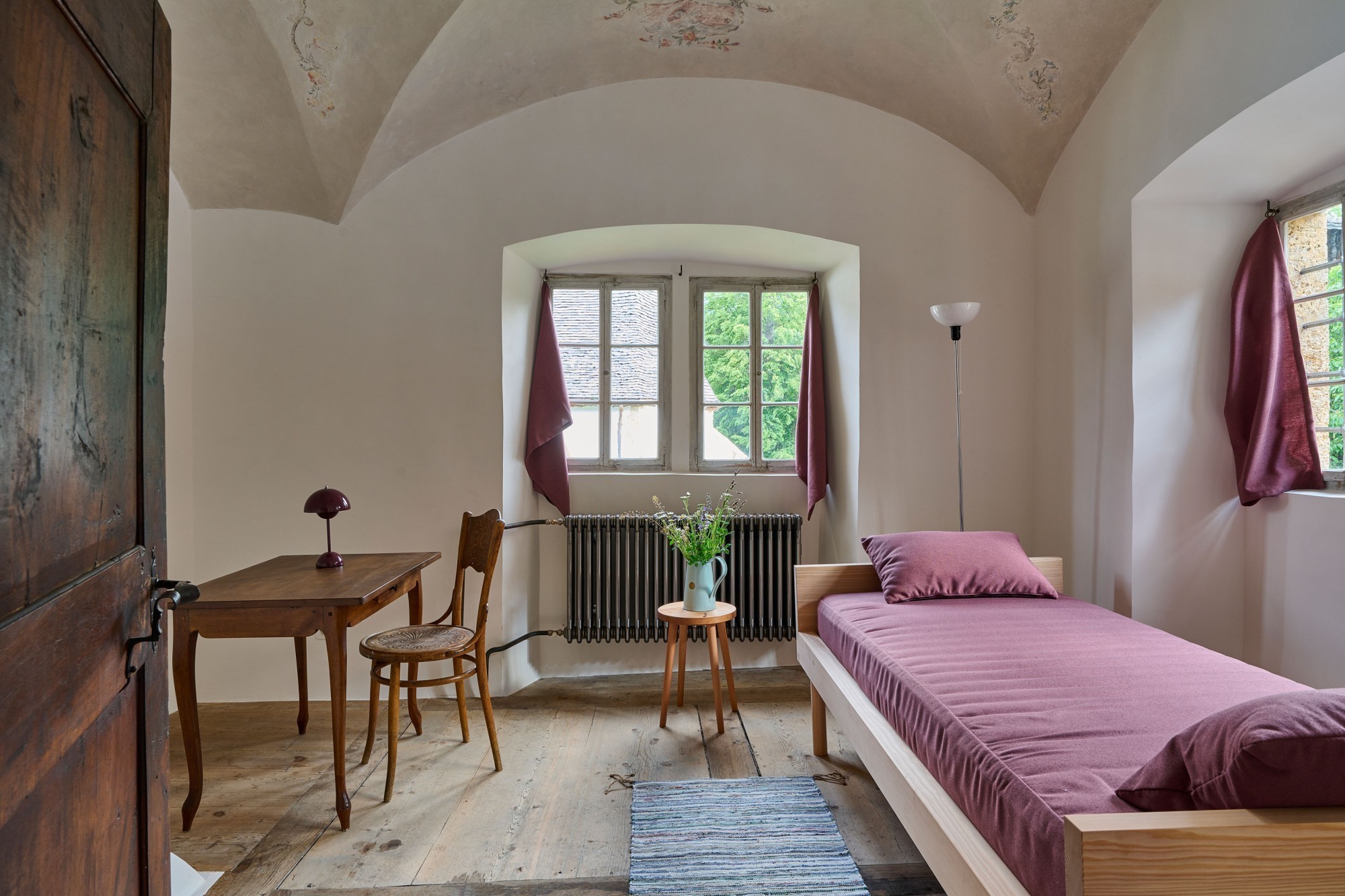 Pendant les travaux, les ouvriers ont découvert sous trois couches de peinture d'autres ornements floraux peints au plafond et on les ont mis à jour.