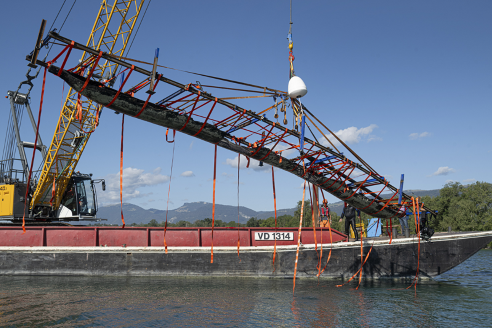 La pirogue qui reposait à 6,5 m de profondeur a délicatement été hissée hors de l'eau début septembre.