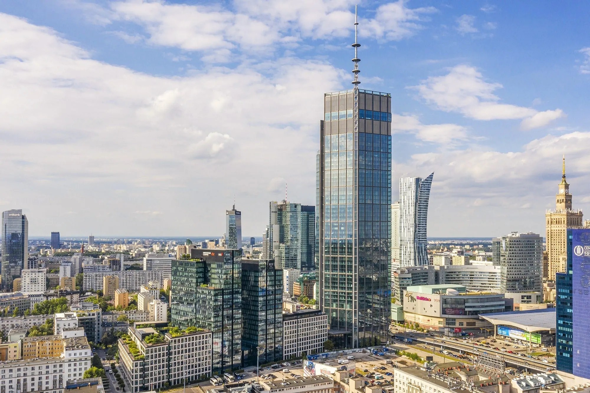 Avec son antenne, la tour Varso atteint une hauteur de 310 m, ce qui en fait la plus haute tour d’Europe.