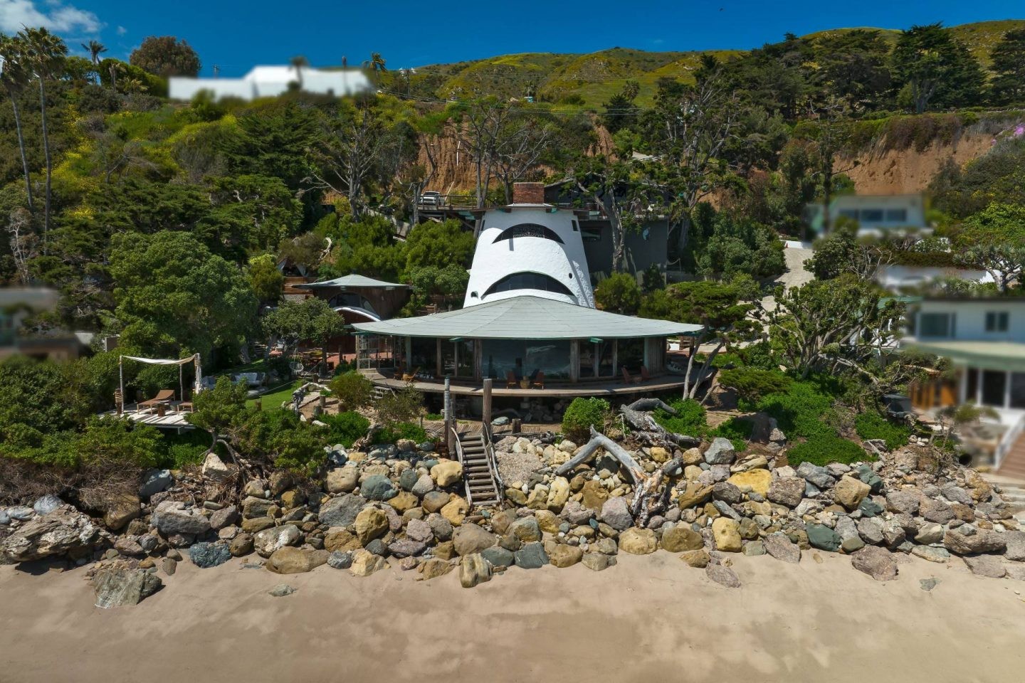 L'architecte surfeur californien Harry Gesner était connu pour ses conceptions architecturales novatrices et non conventionnelles telles que la Wave House, la Triangle House et le Sandcastle.