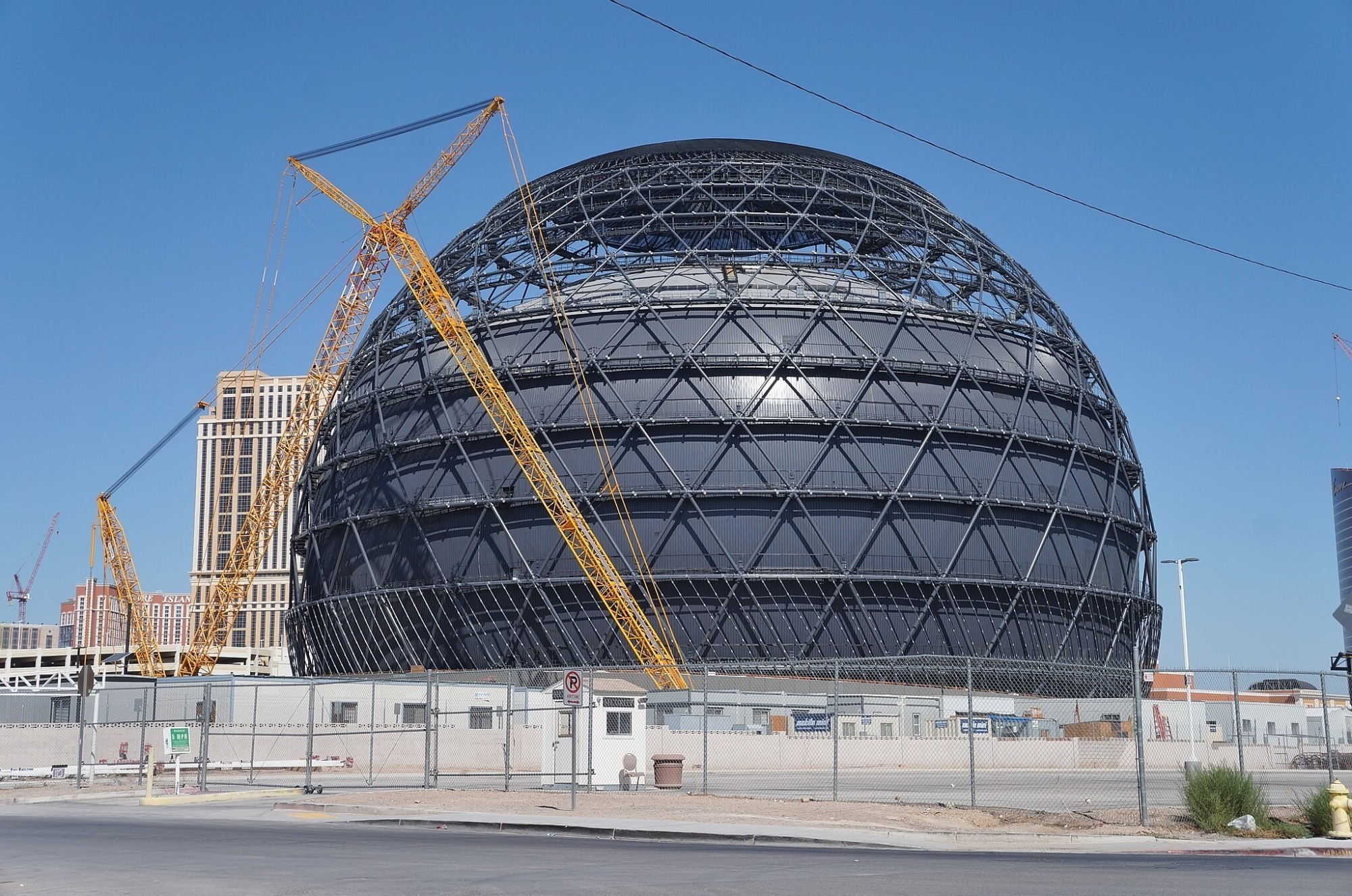 La statique du bâtiment sphérique a nécessité l'installation de deux poutres en acier de 240 t et d'un anneau de compression de 170 t.