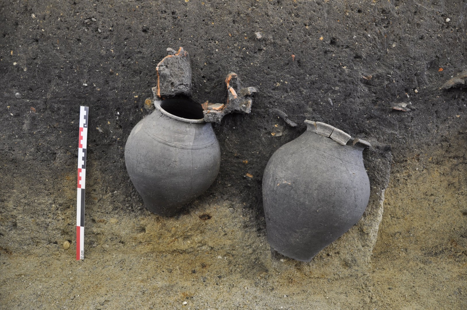 La découverte d’un certain nombre d’urnes funéraires atteste de l’existence d’une nécropole dans le quartier du Pré-de-Vidy à Lausanne.
