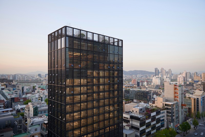 En concevant un nouveau siège de 15 étages pour le fabricant international de vêtements de luxe Shinsegae International, l'équipe de conception a cherché à créer un point de repère emblématique au cœur de Gangnam-gu, l'un des plus grands quartiers de Séou