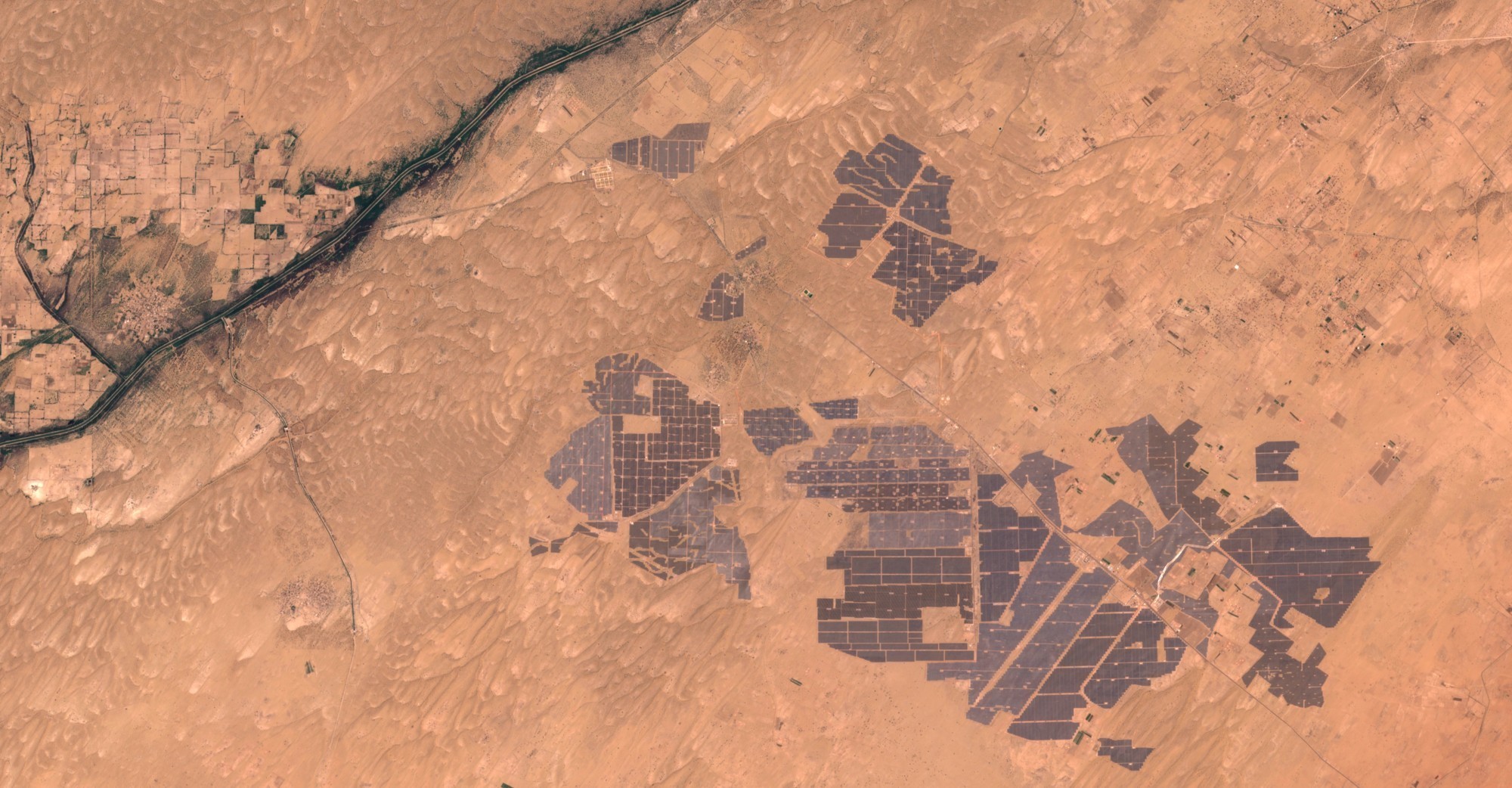En 2020, un astronaute a capturé l’image impressionnante du parc solaire de Badla, la plus grande centrale solaire au monde, qui s’étend sur 56 km2 dans le désert du Rajasthan en Inde. Cette installation, située près du village de Badla, produit de l’éner
