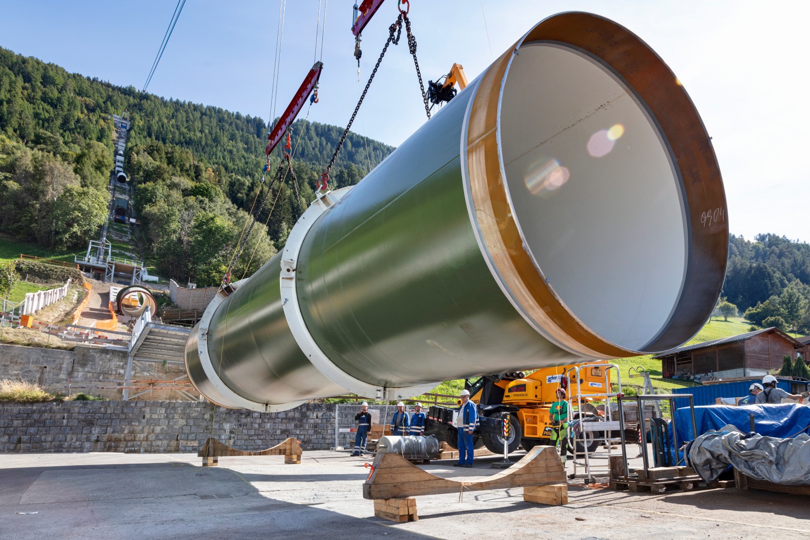 Les vannes de 3 m de diamètre ont posé des défis de démontage, de montage et de logistique dans l'environnement montagneux.