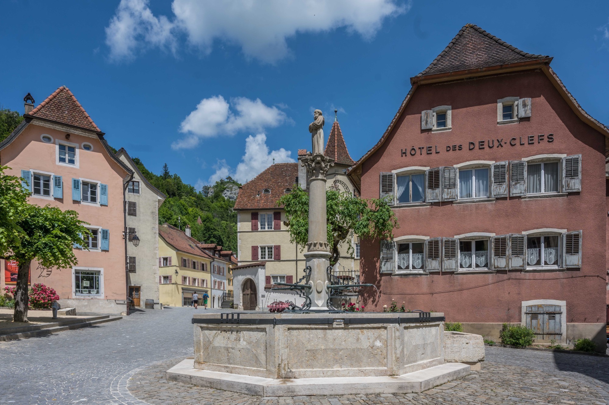 Au cœur du Jura, Saint-Ursanne  charme par son patrimoine historique.