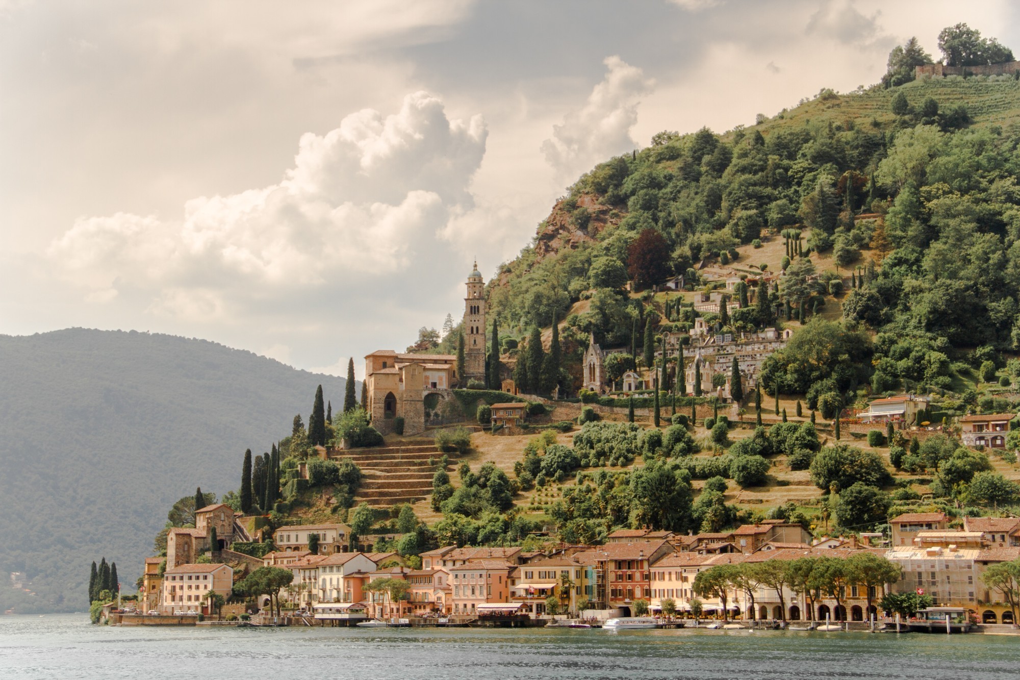 Morcote, un joyau historique et naturel au bord du lac de Lugano.