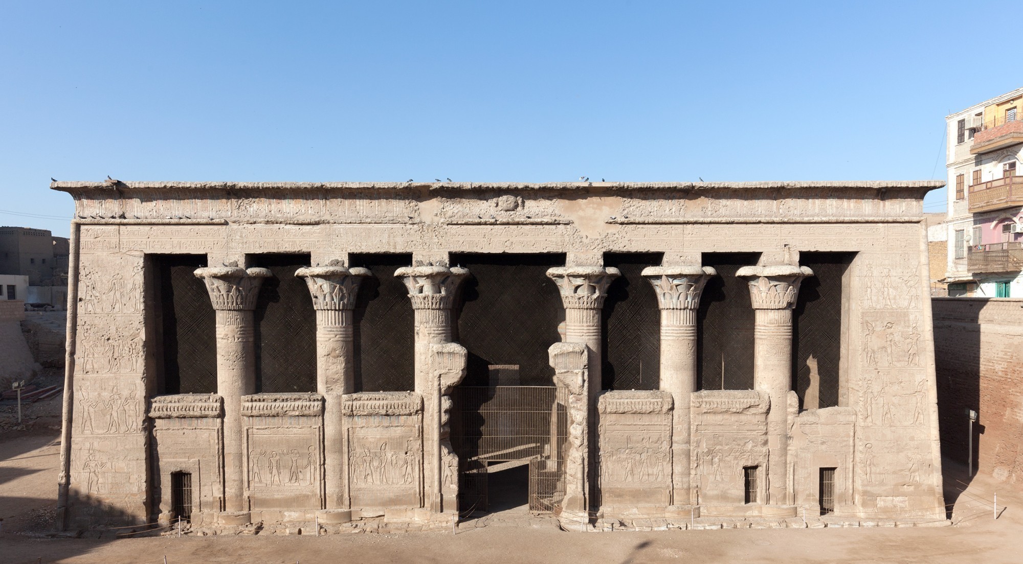 Ce que l'on voit encore aujourd'hui du temple d'Esna au sud de Louxor en Egypte n'est que le vestibule, ou plutôt le proanos.