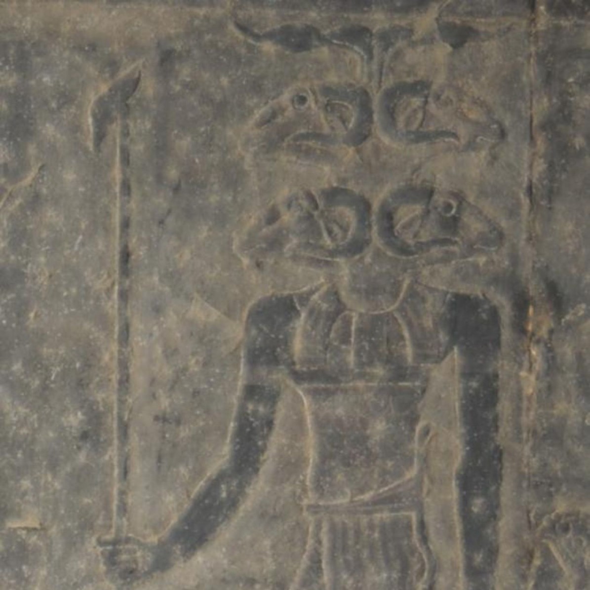 Avant la restauration: un dieu à quatre têtes de bélier, peut-être une représentation du dieu soleil à la sixième heure du jour.