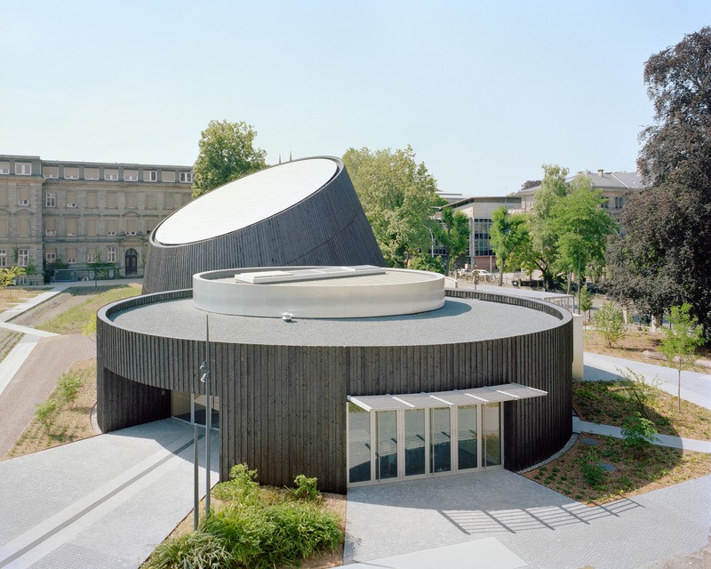 Le planétarium présente des caractéristiques architecturales qui s’inspirent d' instruments astronomiques.