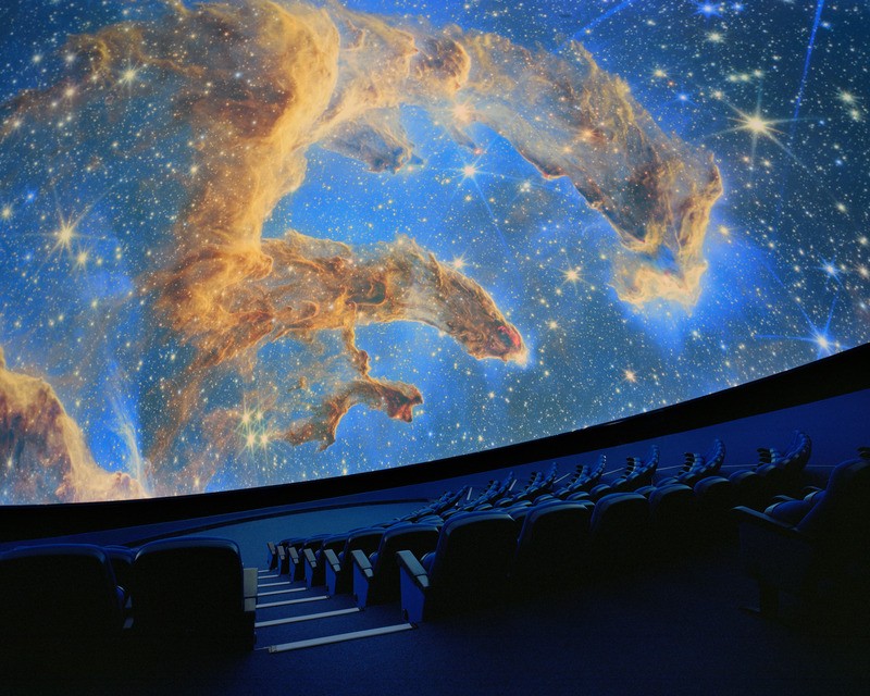 Le planétarium comprend une galerie interactive et circulaire permettant d'explorer le cosmos.