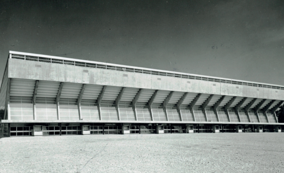 La façade principale et l'entrée de la patinoire des Vernets à Genève, deux ans après sa construction, en février 1960.