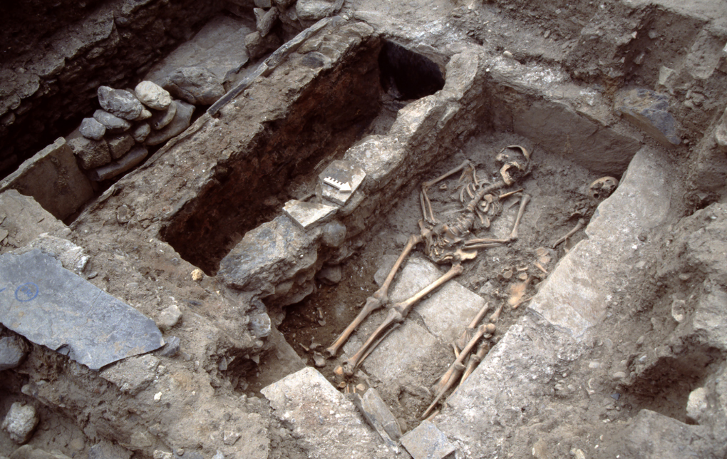 La plupart des tombes à architecture de pierre ont été réutilisées à plusieurs reprises durant le Haut Moyen Age.