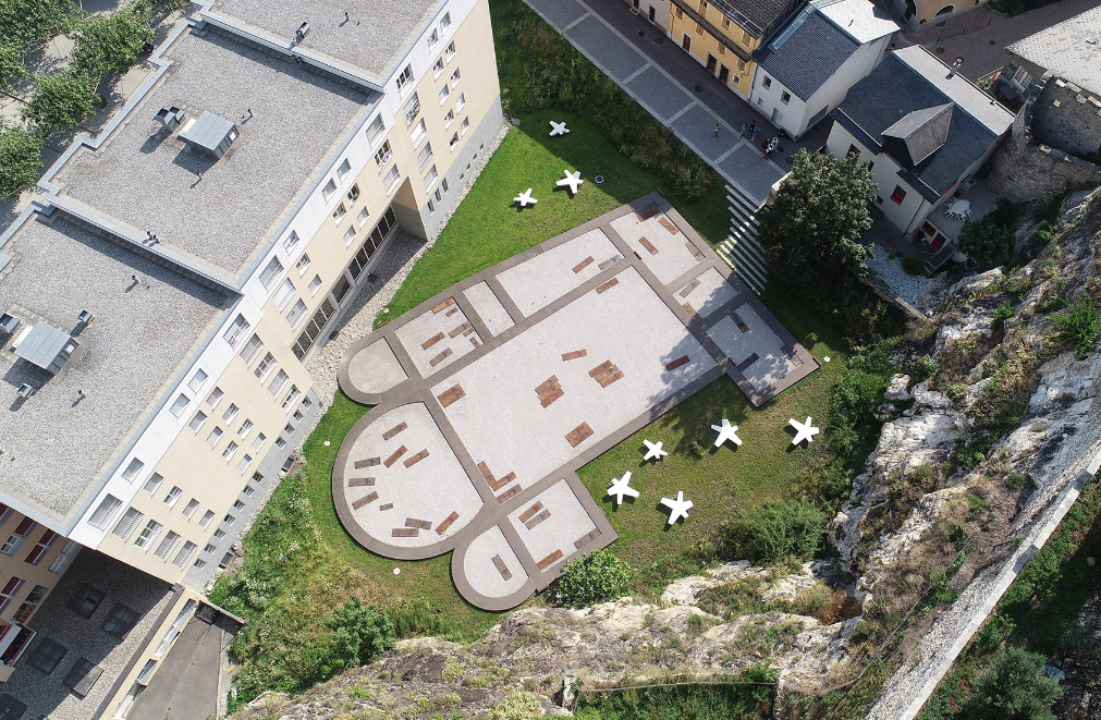 Le site funéraire de Sous-le-Scex, situé à l’entrée Est de la vieille ville de Sion, au pied de la colline de Valère, offre une vue exceptionnelle sur l’histoire de la région. Ce site archéologique, ouvert au public en 2020, a révélé des vestiges allant d