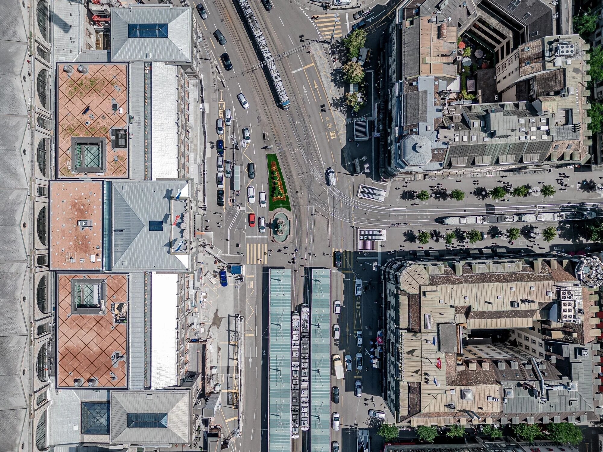 L'aile sud de la gare centrale de Zurich vue du ciel.