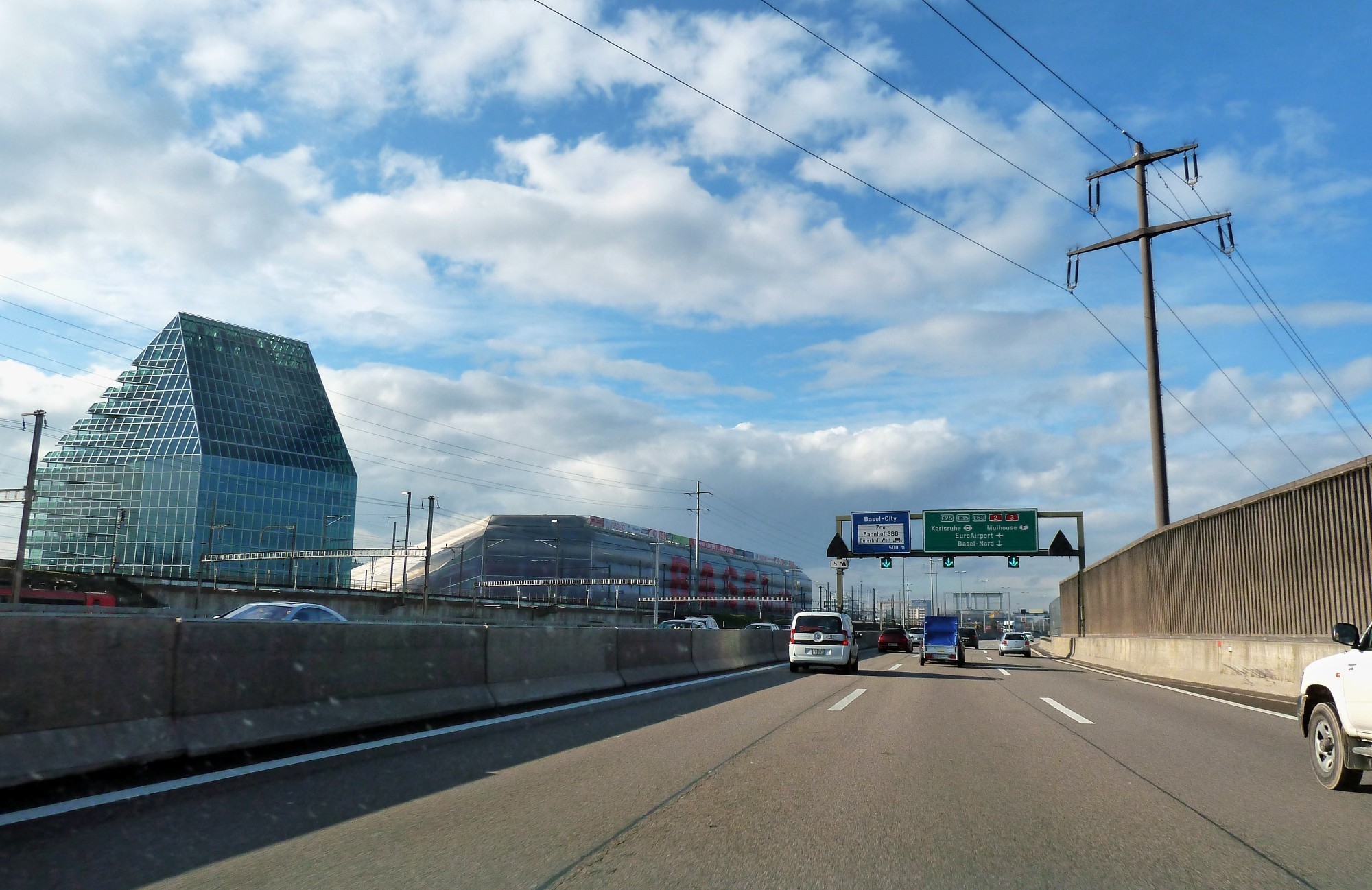 La tangente Est de Bâle est une partie de l’autoroute A2 qui contourne la ville de Bâle par l’est et passe à proximité du stade de football de Saint-Jacques.