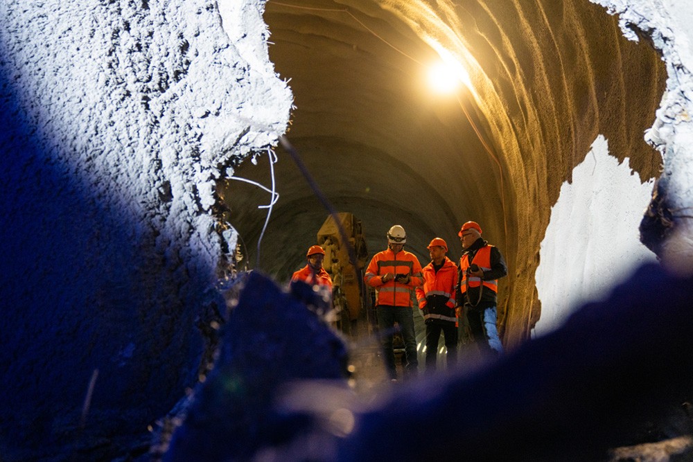 Le tunnel des Evouettes, un axe routier vital pour le Chablais est percé mais son ouverture officielle n'aura pas lieu avant 2025.