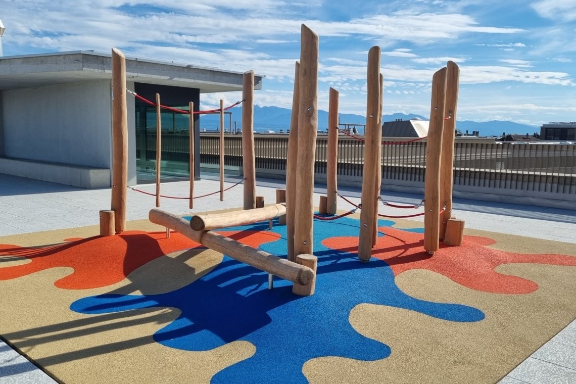 Le préau en toiture du Collège Jacques-Dubochet, au coeur du quartier des Halles à Morges transformé en oasis de nature et de jeux pour enfants.