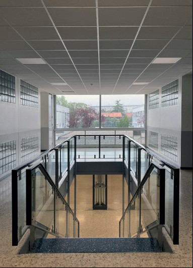 A l'intérieur du cycle d'orientation du Marais à Onex (GE) se trouve l'escalier d’accès aux étages des salles de classe, photo datant de 2022.