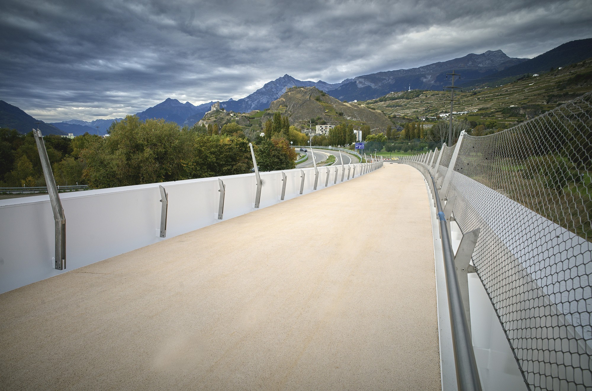La construction de la passerelle de mobilité douce sur l’A9 reliant le parking des Echutes au site de l’hôpital du Valais à Sion est achevée.