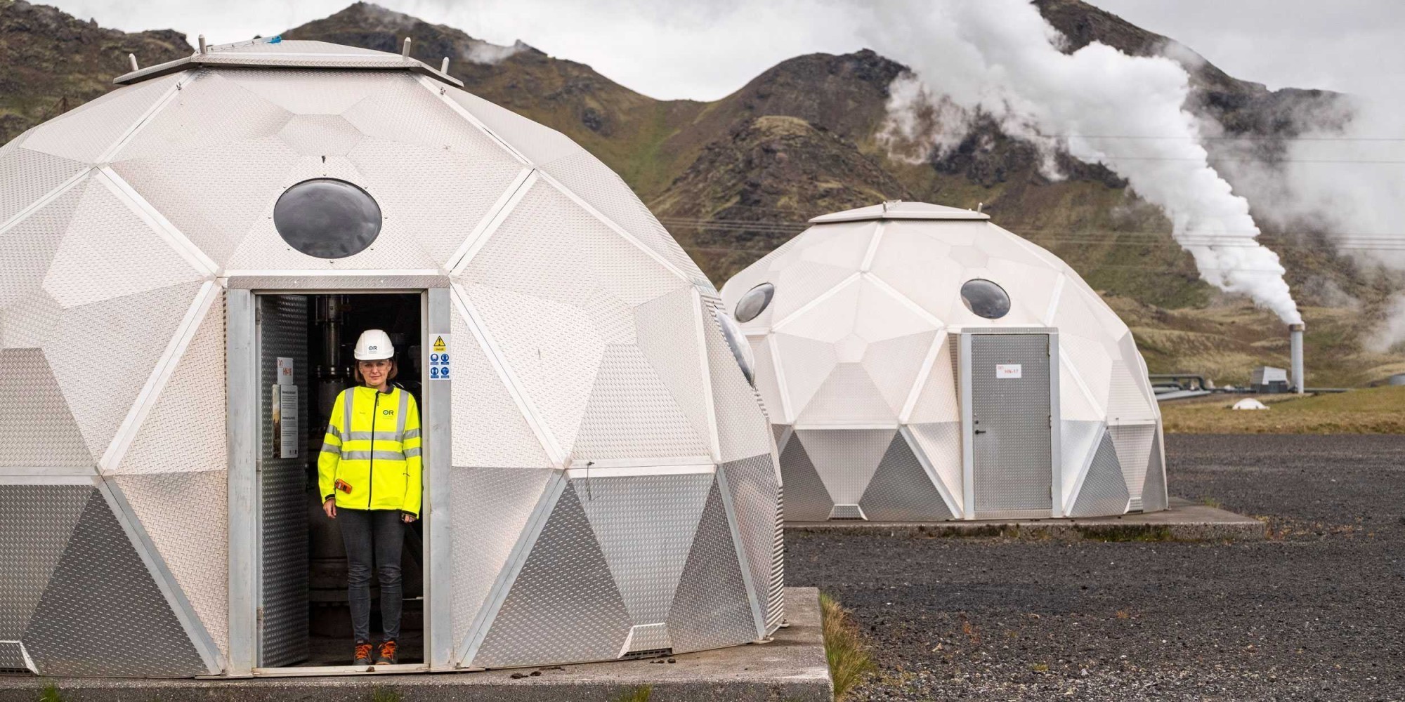 Le dioxyde de carbone capté et liquéfié en Suisse est injecté dans le sous-sol par la centrale géothermique de Hellisheiði, en Islande, afin d'être minéralisé de manière permanente dans les puits existants.