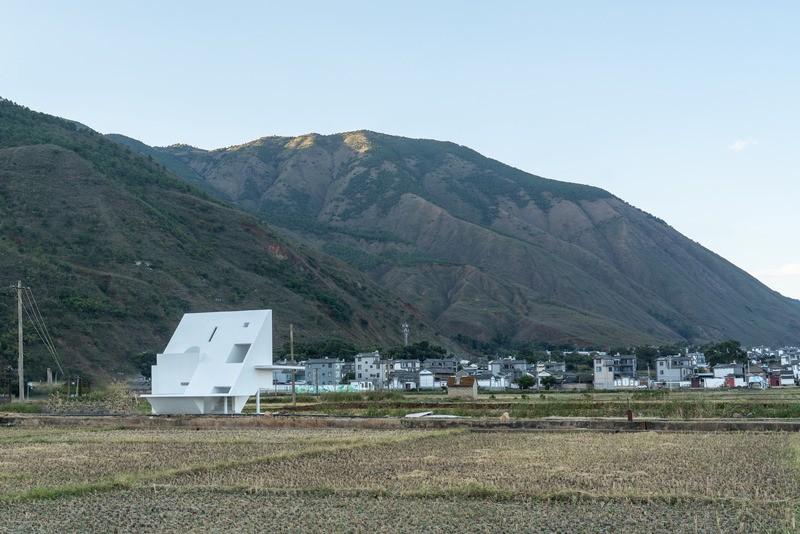 Le pavillon en béton chinoisd réinvente la station de pompage en intégrant les éléments locaux du Yunnan.