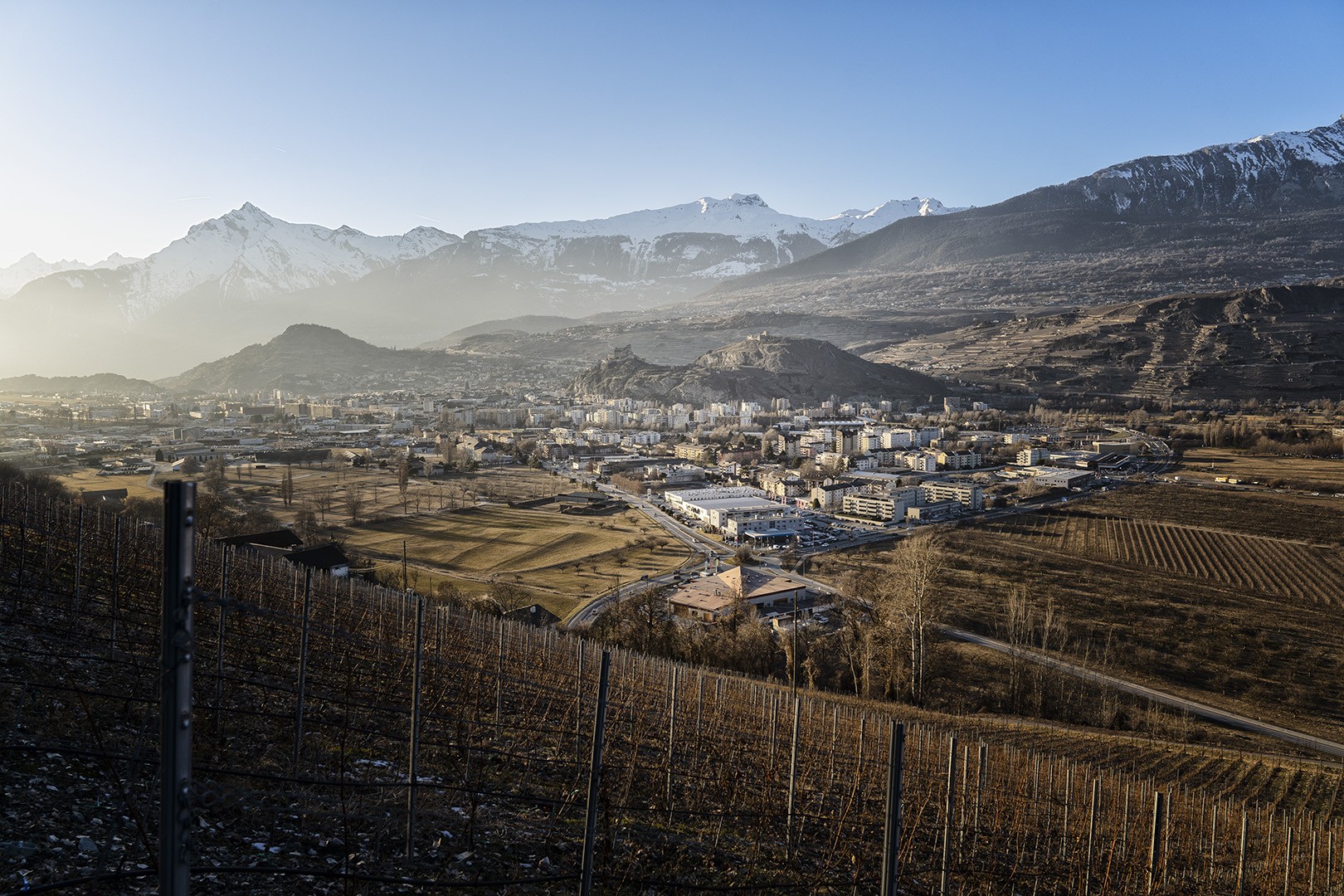 Un réseau de chauffage à distance alimenté par l’usine d’incinération d’Enevi relie désormais la rive droite du Rhône et le quartier de Vissigen, réduisant ainsi les émissions de CO2.