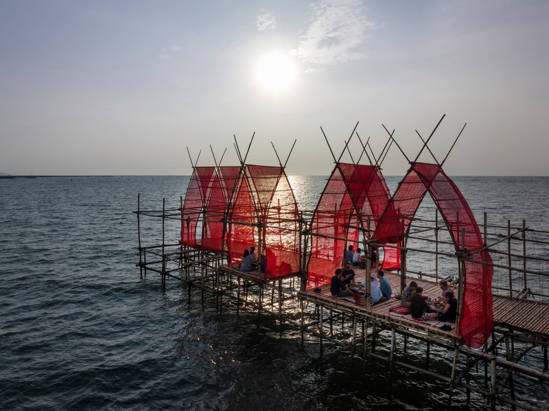 Le pavillon utilise des matériaux, une main-d’œuvre et des techniques de construction écologiques et économiques, inspirés des échafaudages ostréicoles traditionnels.