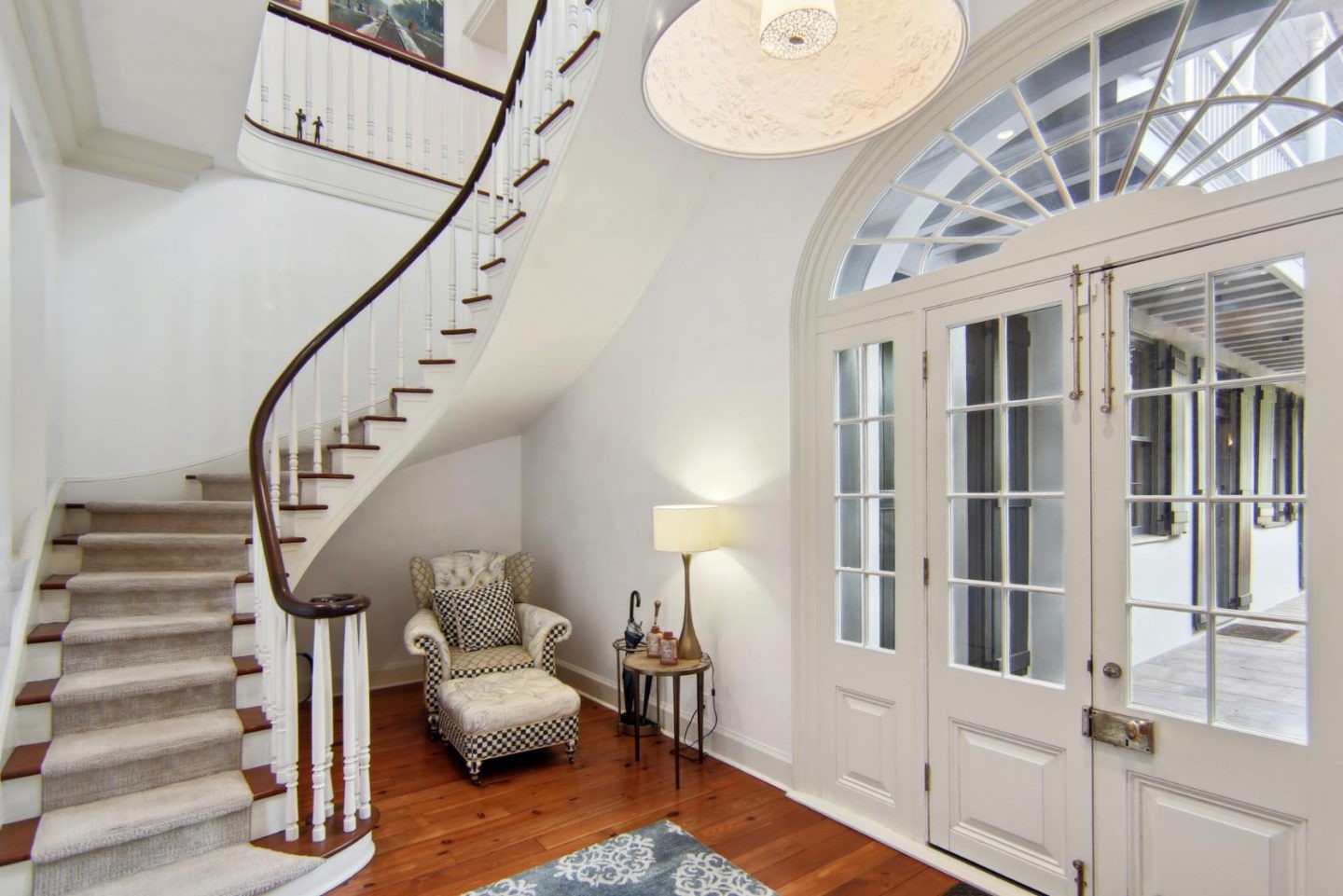La maison d'hôtes de trois étages comprend un magnifique escalier.